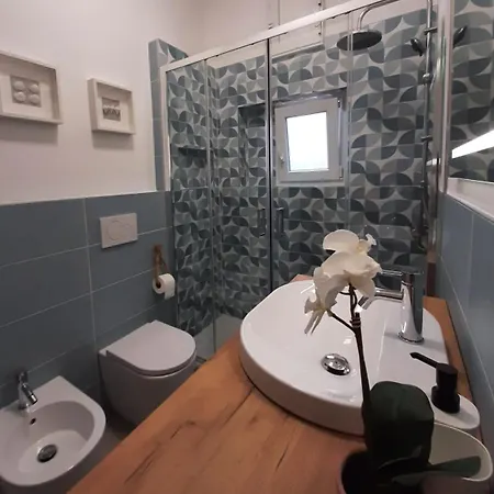 Apartment Nuovo Trilocale In Centro Varraze